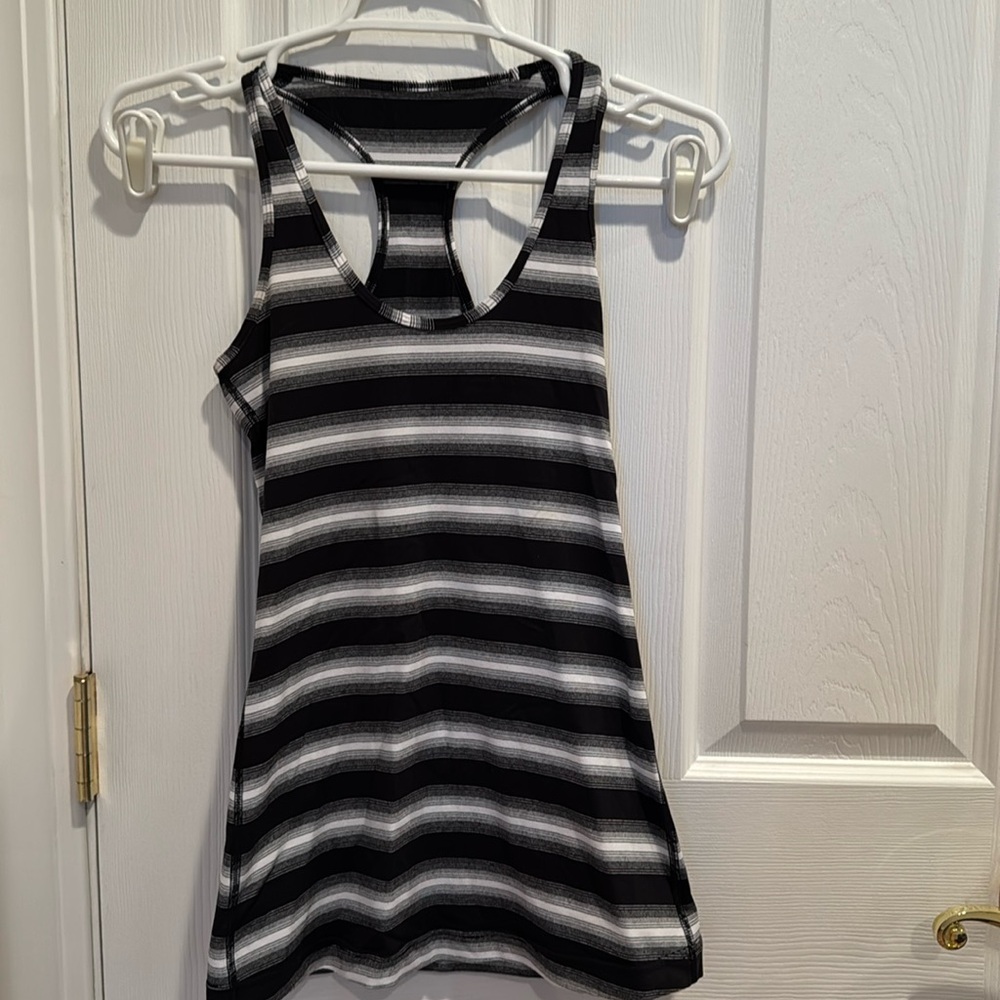 Lululemon razerback athletic tank top sz 2 AMAZING condition smoke free
